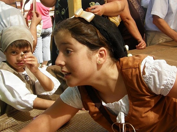 Participa en las fiestas de Camuñas